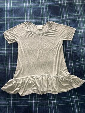Dantelle Grey tunic top with ruffle hem and short sleeves. Size: S.